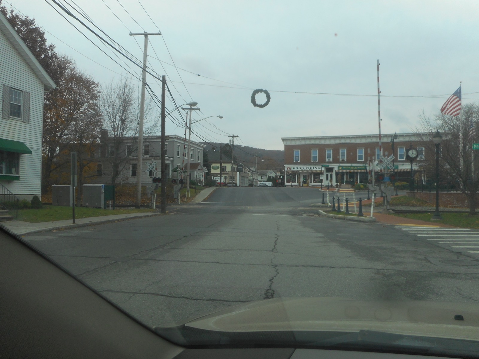 East Main Street in Pawling, New York at the Metro-North Harlem Line crossing — photo DanTD (Wikimedia, CC BY-SA 4.0)